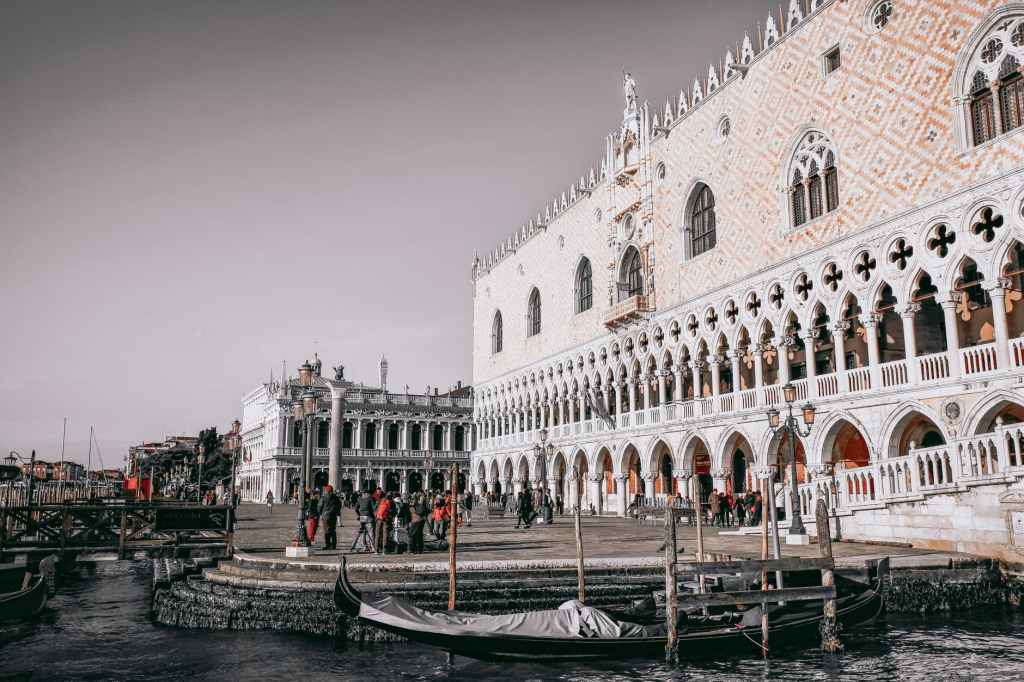 Doge's Palace - Palazzo Ducale Doge's Palace - Palazzo Ducale - Photo by u0414u043cu0438u0442u0440u0438u0439 u0422u0440u0435u043fu043eu043bu044cu0441u043au0438u0439 on Pexels.comv - italy venice carnival