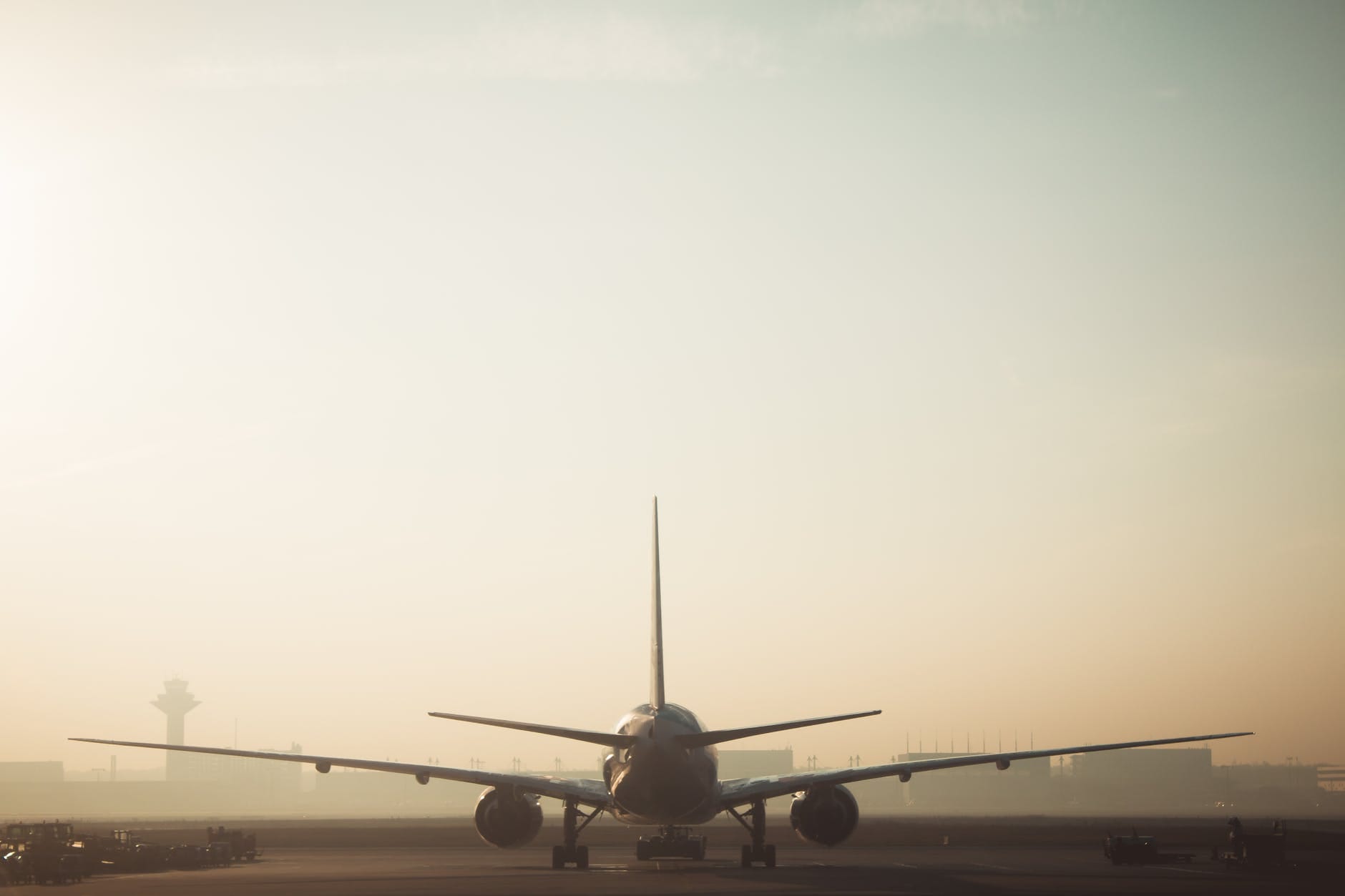 Milan and Lake Como trip - Plane taking off from the airport Milan and Lake Como trip - airport transfer, Photo by Maria Tyutina on Pexels.com
