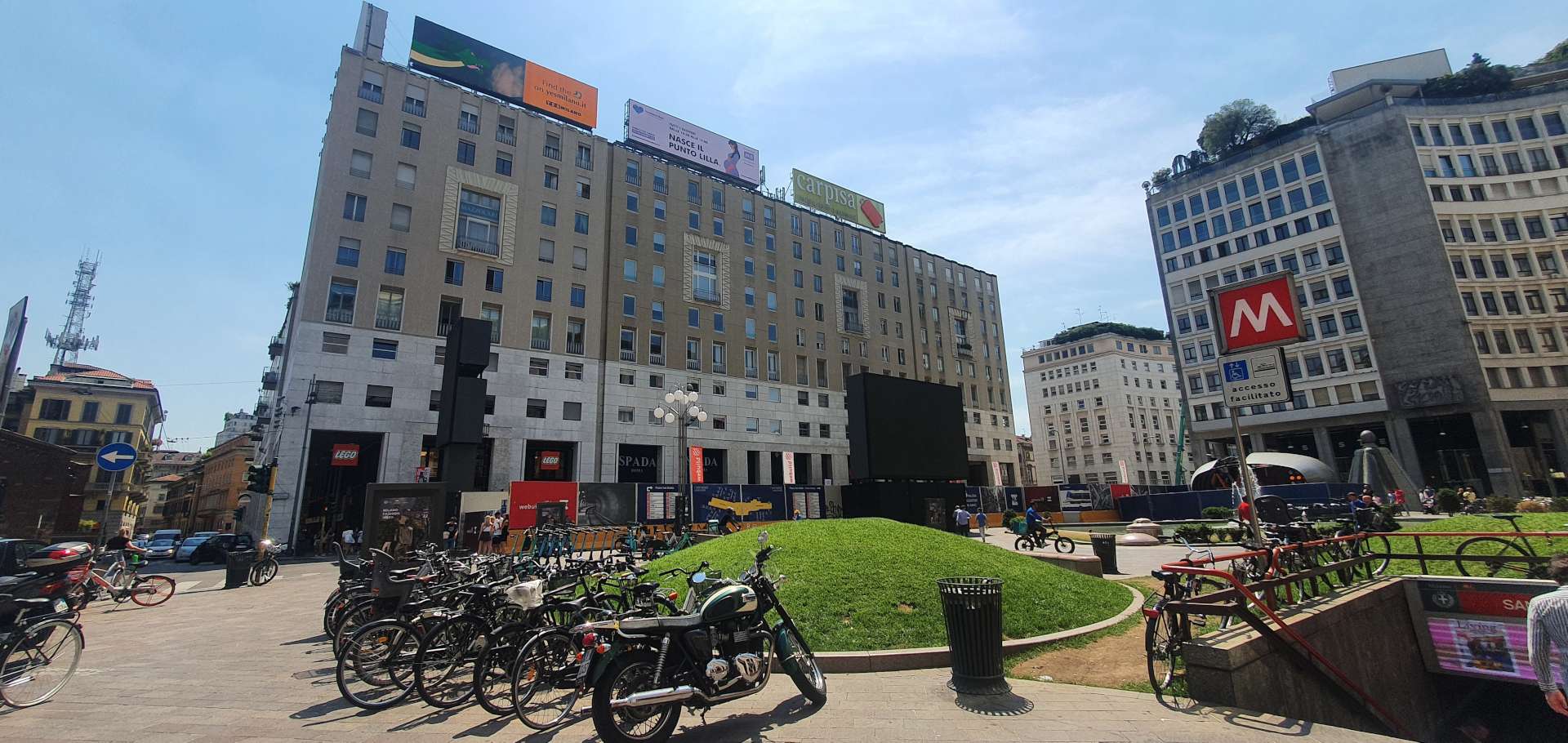 Piazza S. Babila, Milan visit