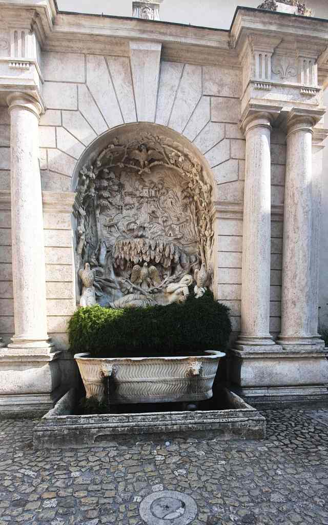 The Fountain of Venus in the courtyard of Villa d'Este in Tivoli The Fountain of Venus in the courtyard of Villa d'Este - Tivoli fountains