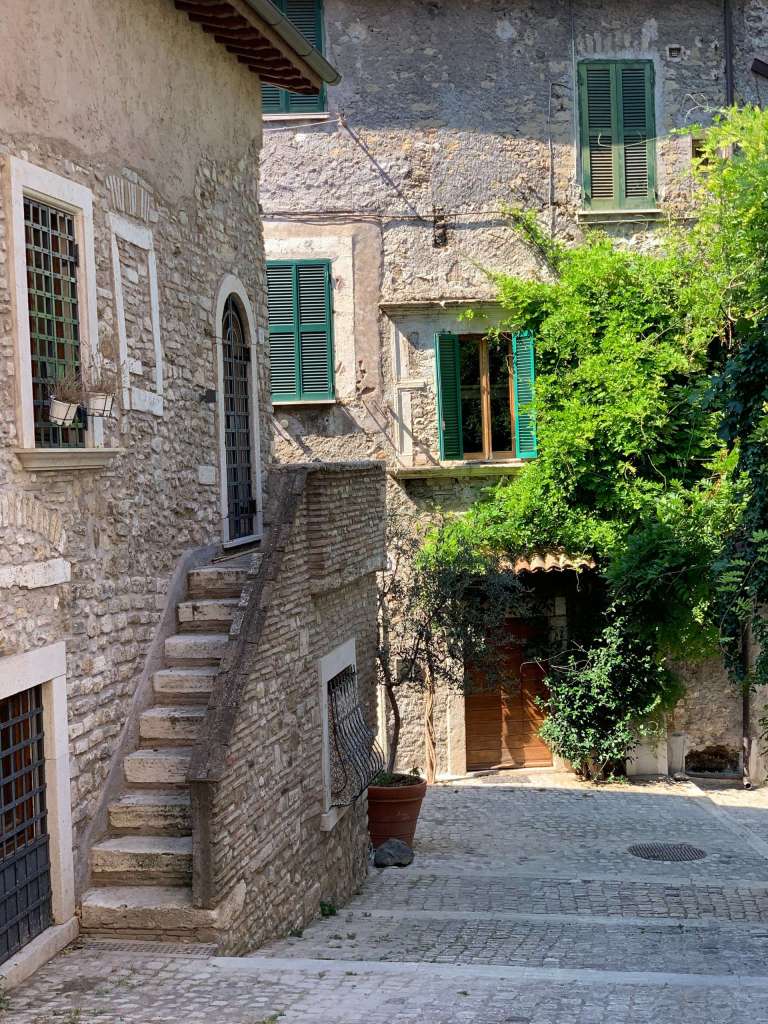 Tivoli old town Train trip from Rome - Photo by Cinzia Scurti on Unsplash