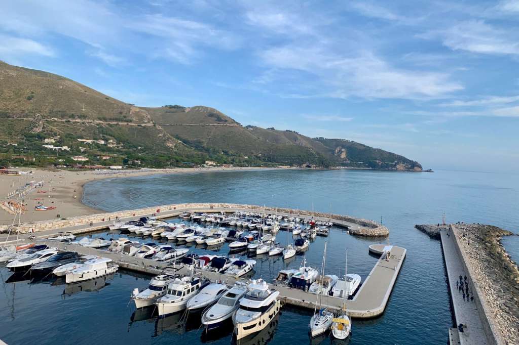 Sperlonga Port, Sperlonga old town - Photo by Ilenia on Unsplash